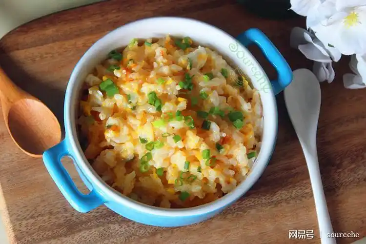 电饭锅煲饭,加1个西红柿2个鸡蛋,比番茄炒蛋香,比蛋炒饭简单