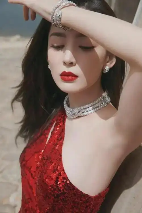 古力娜扎红裙造型,美艳不可方物