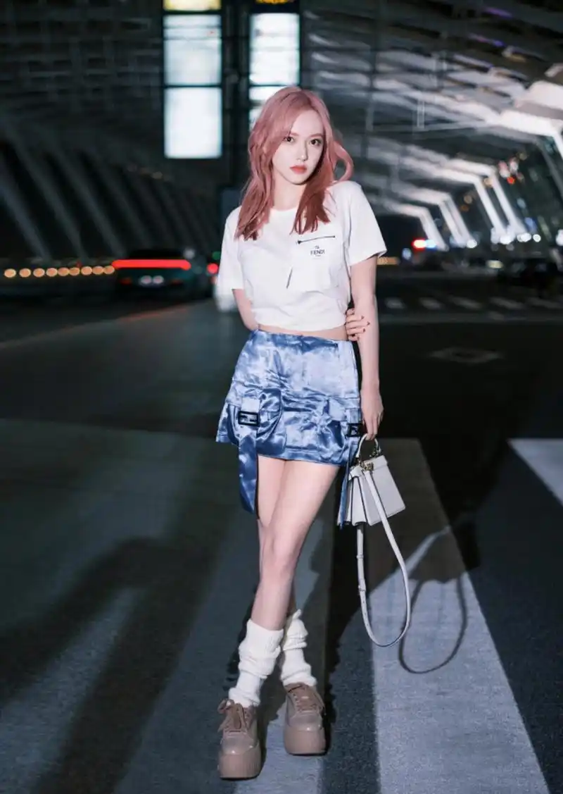 程潇微胖的身材天下闻名,蓝色短裤加露脐t恤将性感展现的淋漓尽致!