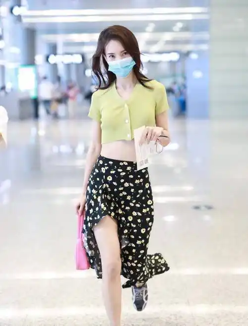 一改往日优雅风的金晨,穿搭大红色紧身裙,尽显女人味十足_服饰_身材_