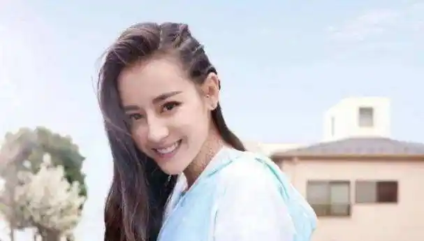 和张艺兴在极限挑战当中的配合可以说相当的默契,其实迪丽热巴不仅