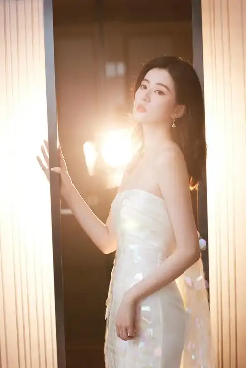 乔欣礼服波光粼粼##微博电影之夜