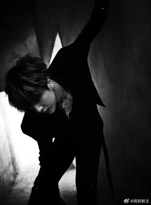 薛之谦新专辑封面照#薛之谦新专辑《无数》封面照,黑白质感好酷好帅