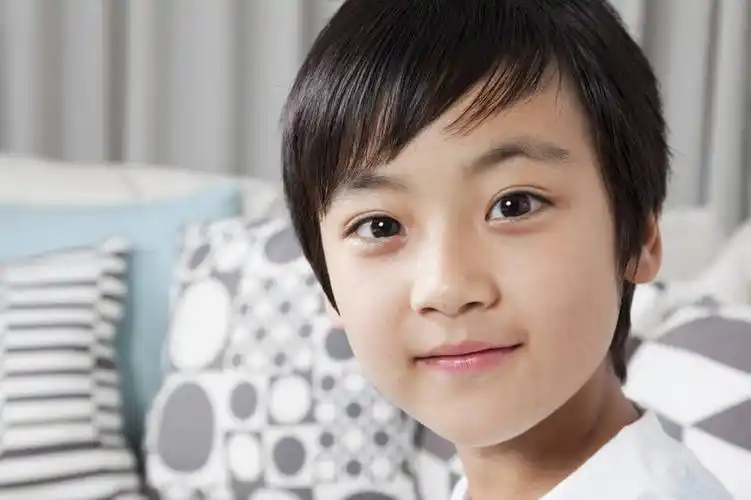 东方人,儿童,一个人,餐厅,站,坐,微笑,横图,彩色,室内,白天,侧面,时尚