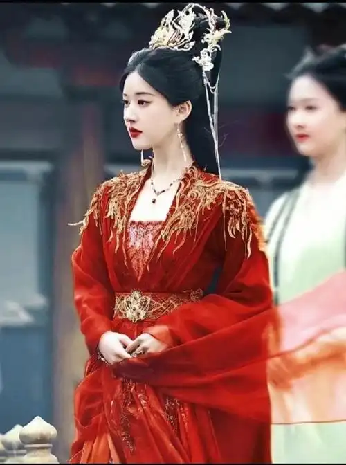 赵露思在《神隐》里面红衣妆造,显得非常的好有气场,超级期待霸气的凤