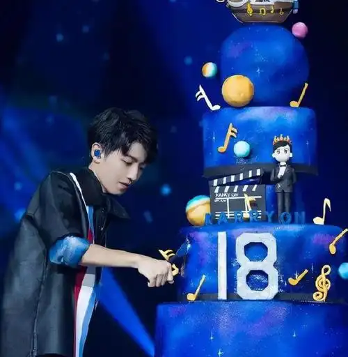 她自己都介绍了,王俊凯18岁的蓝色生日蛋糕,章子怡的订婚宴七彩蛋糕