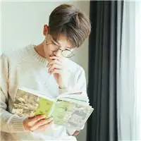戴眼镜的萌态男生qq头像