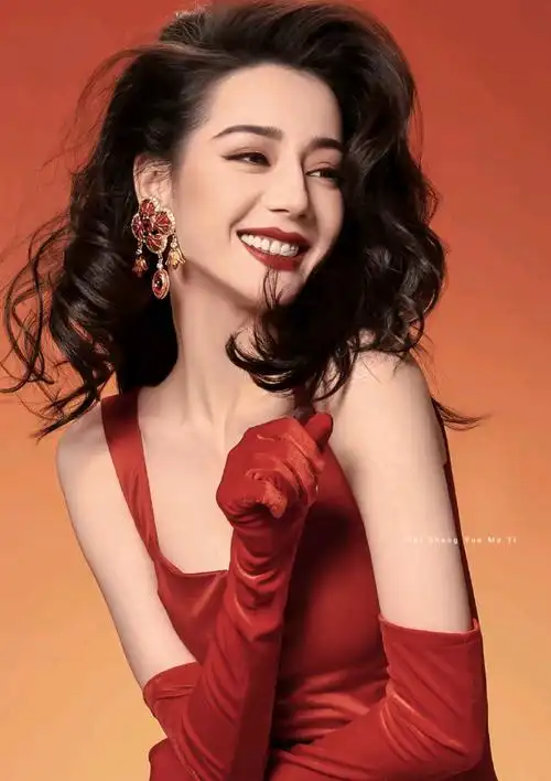 迪丽热巴红裙花絮图##迪丽热巴卷发红裙造型花絮图