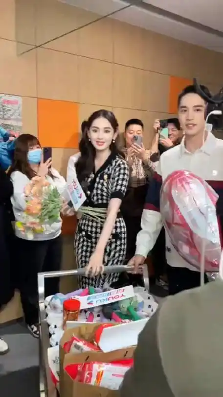 古力娜扎,许魏洲同框扫楼