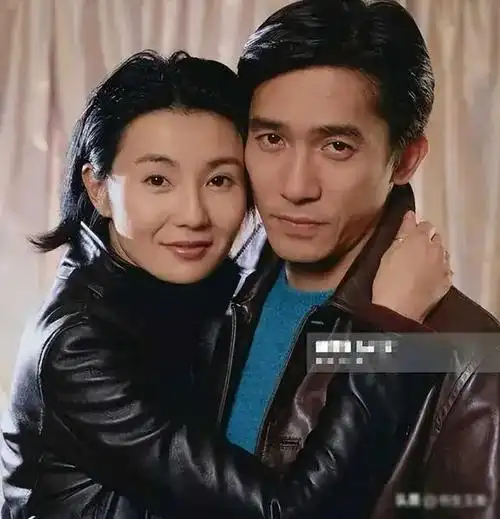 在这个喧嚣的世界里,梁朝伟和刘嘉玲用简单的爱情故事,点燃了人们内心