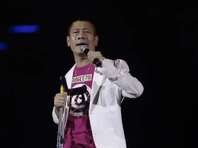 歌手高峰的腿是如何残废的?他有什么作品?