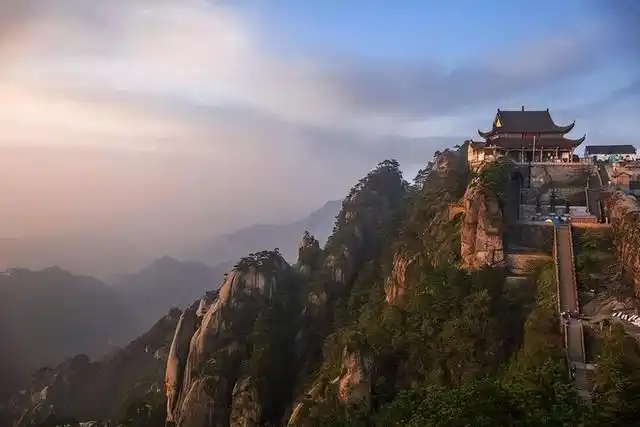 相信大家都听说过九华山,它坐落在安徽池州市,历来是安徽有名的旅游