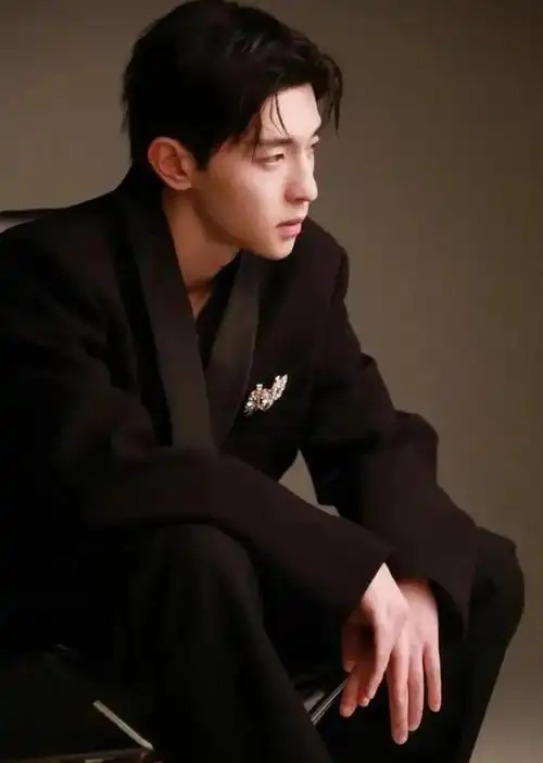 邓伦,作为一位知名男星,曾经因主演《香蜜沉沉烬如霜》等作品而走红一