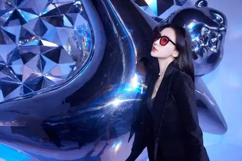 杨颖一身黑色系套装搭配眼镜,像是变了一个人,没认出来她