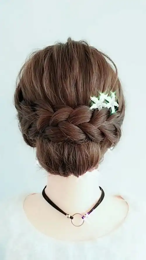 这种盘发很漂亮,而且典雅大方,适合中年人