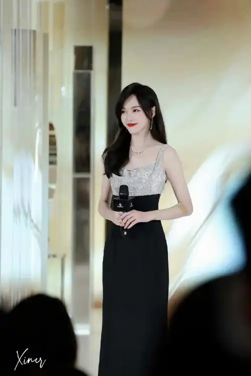 肤白貌美,身高比例,气场感▼我一直觉得唐嫣的体态和仪态保持不错,看