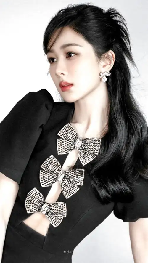杨紫斜刘海黑框眼镜##杨紫黑色镂空蝴蝶结短裙