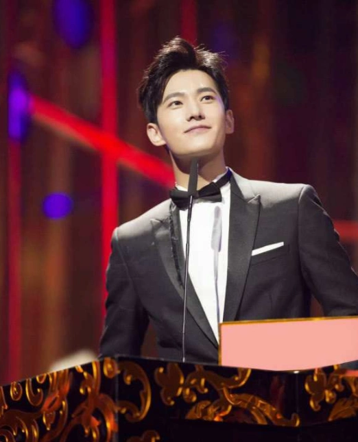 杨洋参加活动,坐姿引来网友吐槽:这是从高干文里走出来的男主吧