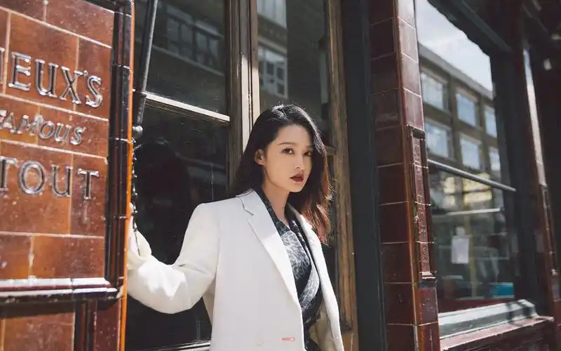 李沁御姐范性感写真,穿上白西装演绎港风大片!