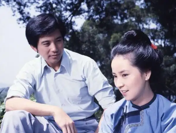 成龙老婆林凤娇年轻时,与秦汉举止亲密?