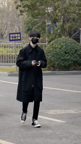 上班口罩歪歪戴@时代少年团队长-马嘉祺