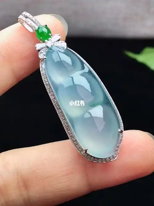 18k金镶嵌老坑冰种翡翠福豆吊坠