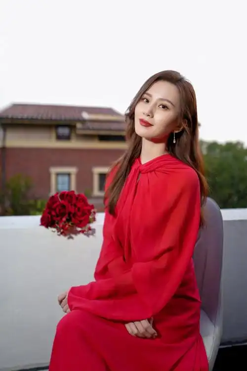 刘诗诗身穿一袭红裙搭配大红唇,红红火火,非常喜庆,长发披肩