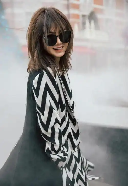 戚薇两套黑色元素的私服穿搭墨镜一戴谁都不爱这霸气感我爱了