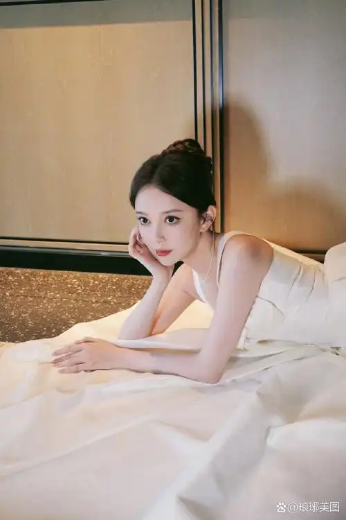 汪小敏, 优雅女神范,一袭白裙美翻了!