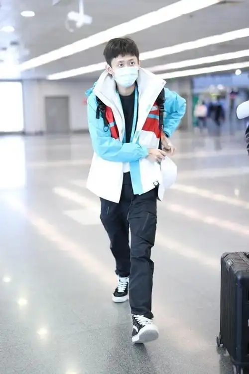 张一山穿上公益装却仍然有一种痞帅感素颜的双眼更显疲惫