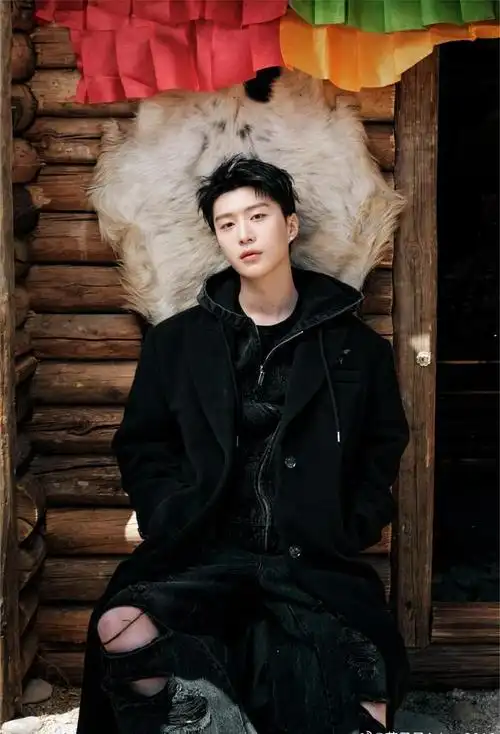 近日,范丞丞在网络上发布了一组风景照,配文"阳光洒落雪山,感受美景与