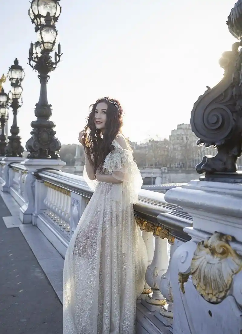 原创53岁温碧霞穿衣真大胆卷发造型配白色雪纺长裙优雅大气又减龄