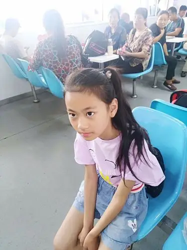 女儿十一岁学校组织活动去玩费用五百元,学生自由报名,但我不想让她去