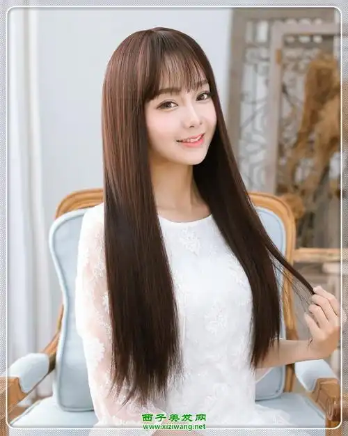 因为拥有飘逸的美感,所以这款用碎发处理的中长直发发型也更加唯美