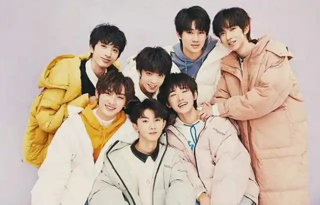 在内娱高塌房的现在,时代峰峻的一代团二代团,凭借极高的自觉避开了