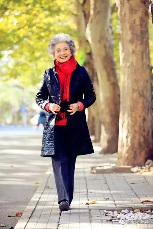 一个普通大妈竟然变成了今天中国最美的"神仙奶奶"!_盛瑞玲