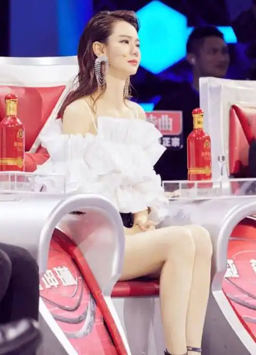 有种坐姿叫戚薇的坐姿,双腿盘在一起,体重过百的女生都模仿不来_的