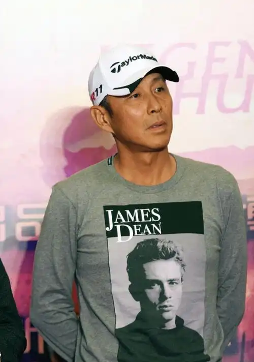 陈道明越老越有魅力黝黑肤色反成加分项穿t恤也成熟稳重