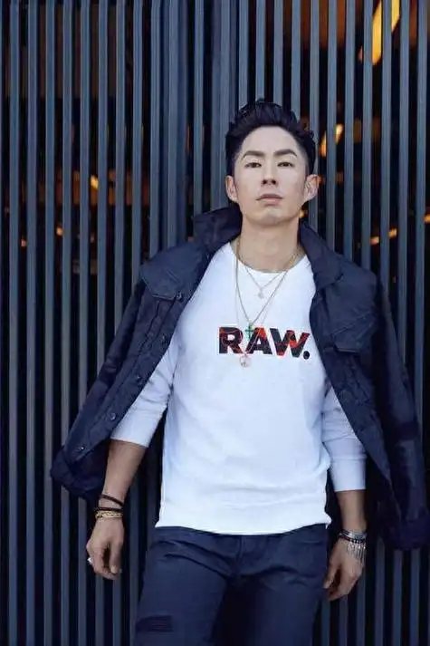 吴建豪生图引发热议:颜值与真实,粉丝如何看待?