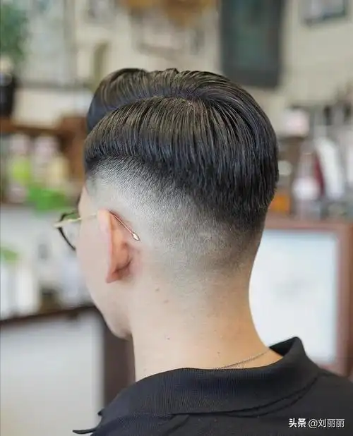 他们往往会选择把后脑勺以下推的短短的,干干净净很利落,从后脑勺开始