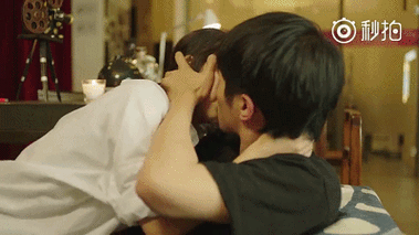 鹿晗紧张得呆住,张艺兴亲了男的,荧幕初吻好精彩