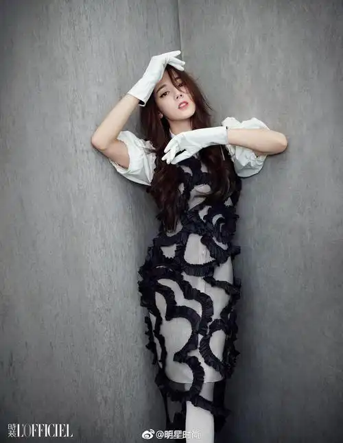 迪丽热巴《时装lofficiel》2019年1月刊,一面潇洒婀娜