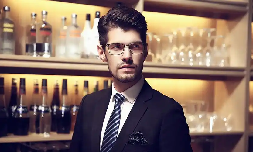 有品位的男士该学会根据脸型挑选眼镜