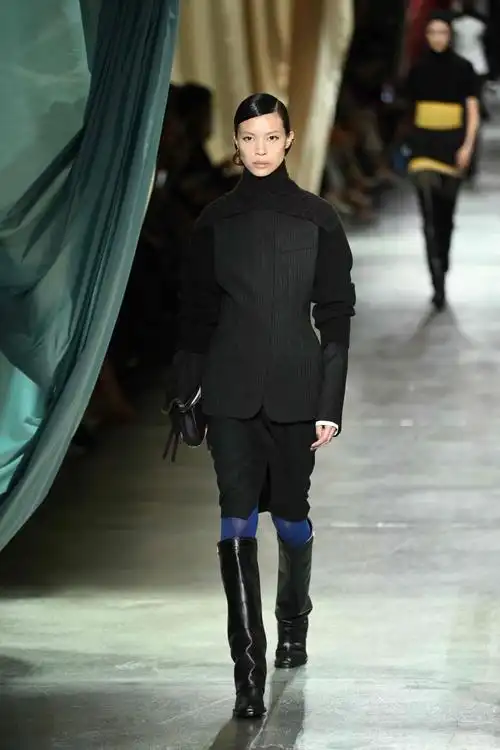 2月21日,模特在意大利米兰时装周上展示芬迪品牌的2024/25秋冬时装