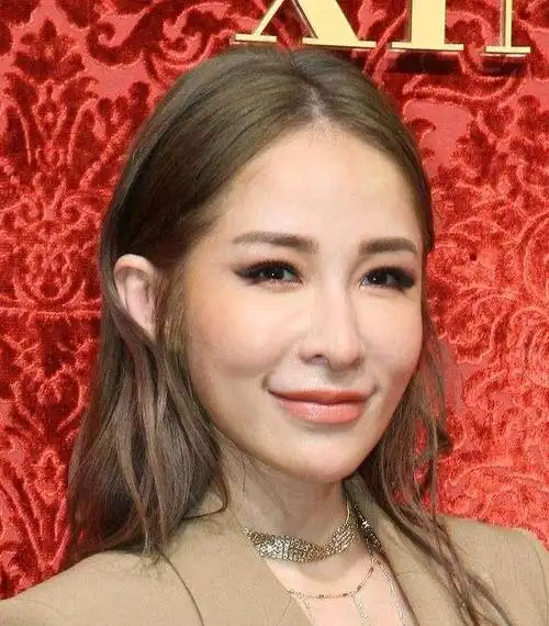 虽然萧亚轩早就已经承认只是割了双眼皮,坚决否认整了其他地方,但是