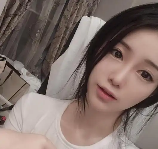 虎牙最美吃鸡主播参加晚会被当成服务员这身装扮很好看啊