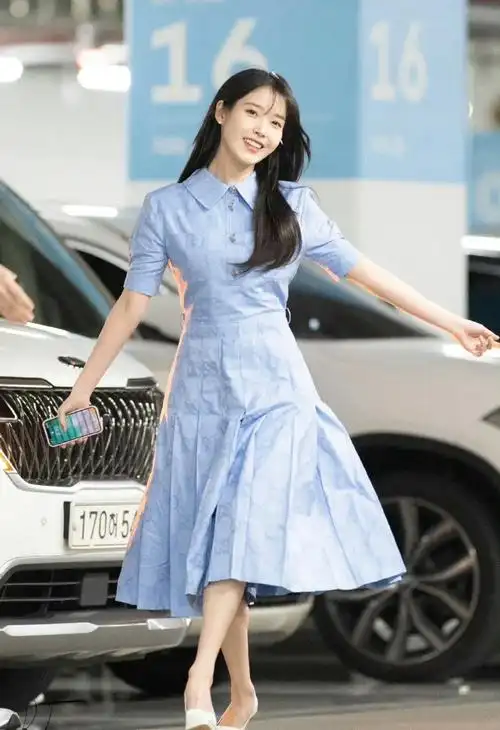 iu蓝色连衣裙##春天的iu#iu身穿蓝色连衣裙饭拍图,状态不要太好!