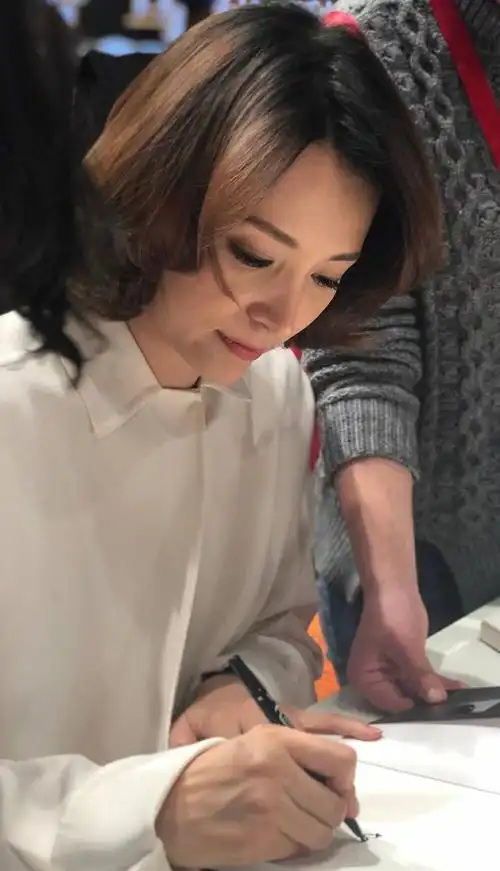 事实证明消失的央视一姐董卿已经走上另一条大道