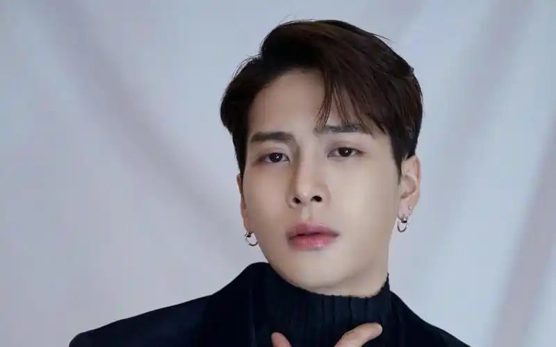 时尚潮流男孩王嘉尔帅气黑色西装迷人写真,高清壁纸图片,港台明星