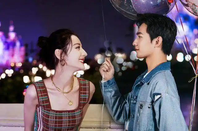 荣耀夫妇成今年最热cp迪丽热巴杨洋颜值太高两人简直太配了